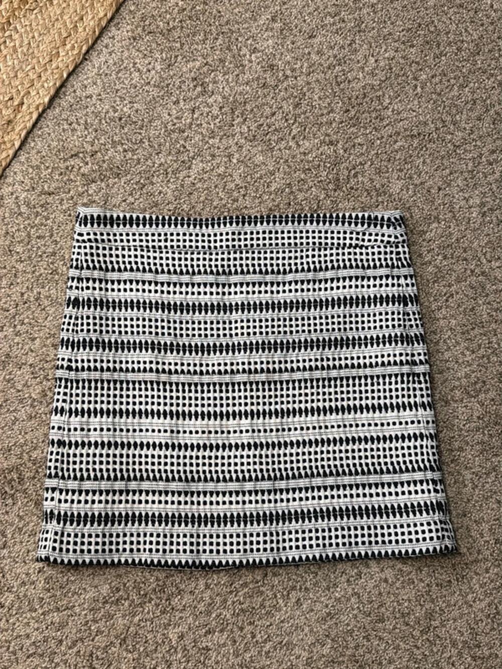 3 for $9 Loft black and white textured miniskirt loft 14 EUC 2095